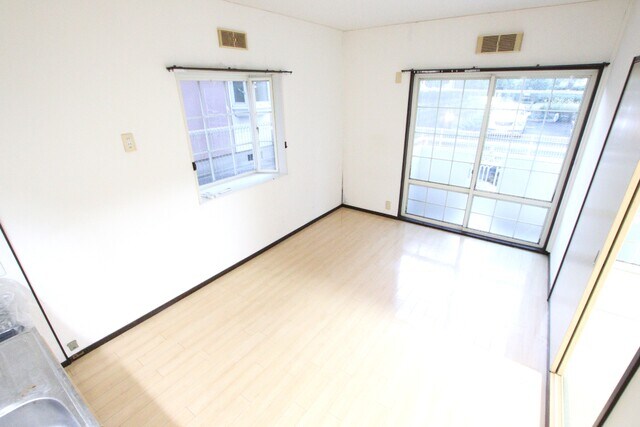 物件内観写真8　(南面のリビングスペース♪)