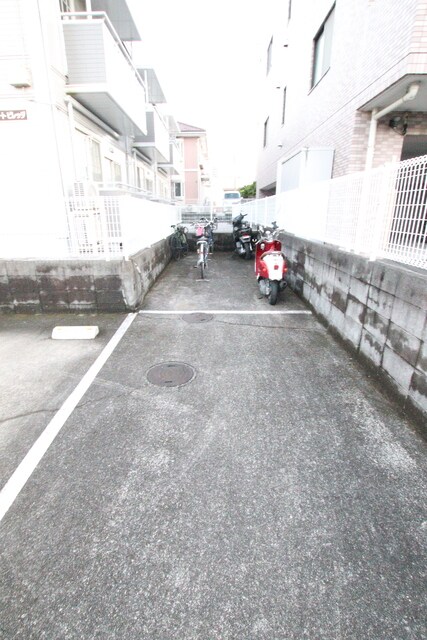 物件外観写真5　(敷地内駐輪スペース♪)