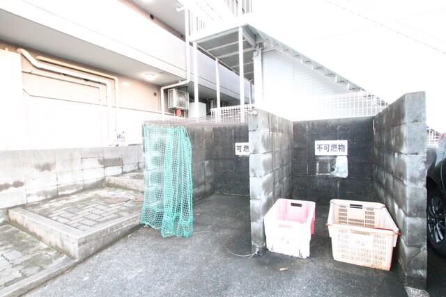 物件外観写真6　(敷地内ゴミ置き場♪)