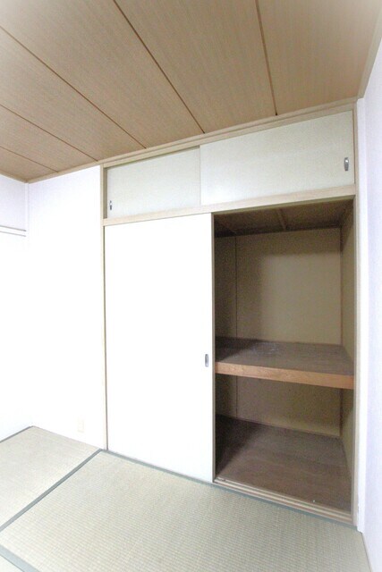 物件内観写真14　(和室収納スペース♪)
