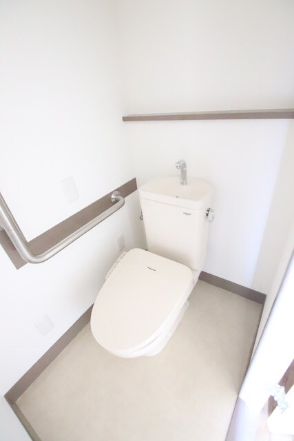 物件内観写真15　(洗浄便座付のトイレ)