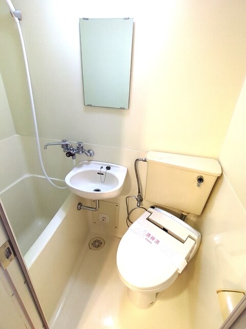 物件内観写真10　(バストイレ同室です♪)