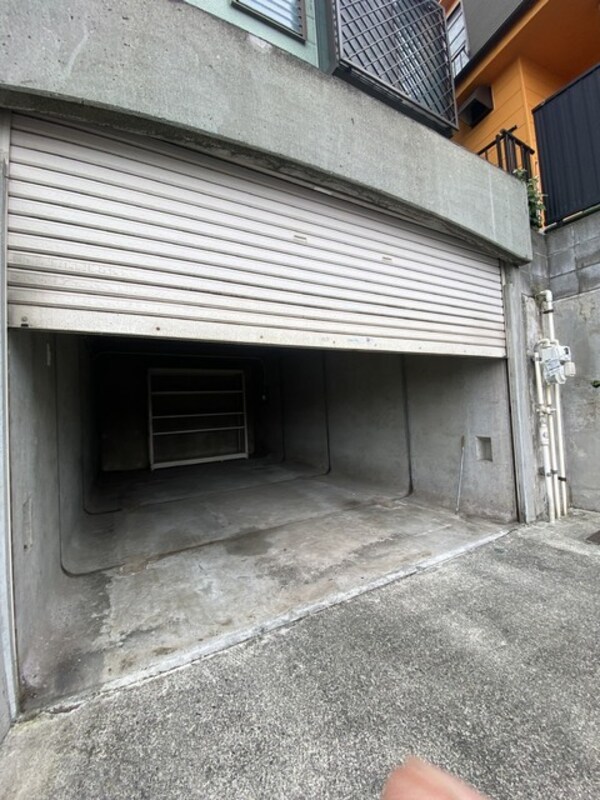 駐車場(シャッター付きガレージです♪)