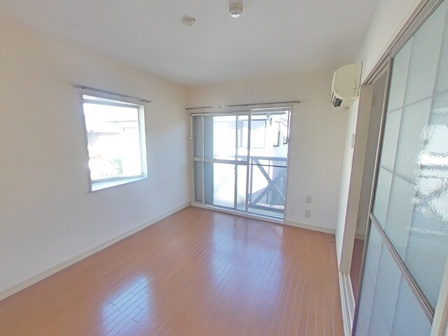 物件内観写真8　(洋室です（クリーニング前）)