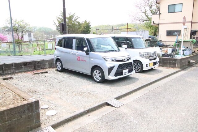 物件外観写真3　(駐車場)