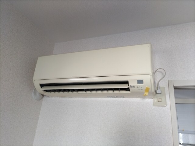 物件内観写真13　(エアコンです（クリーニング前）)