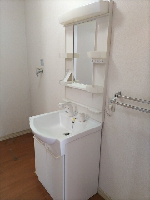 物件内観写真22　(シャワー付き独立洗面台です)