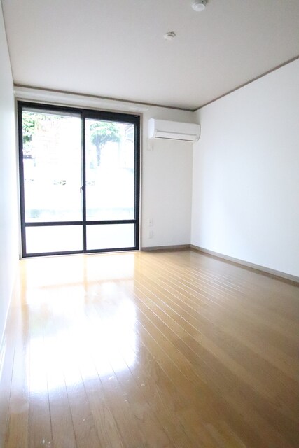 物件内観写真18　(6帖の洋室)