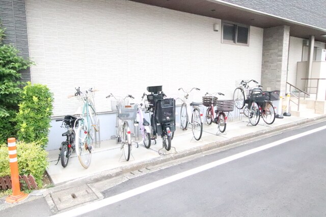 物件外観写真7　(駐輪場♪)