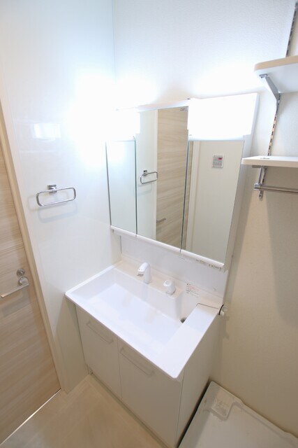 物件内観写真14　(シャワー付き洗面化粧台♪)
