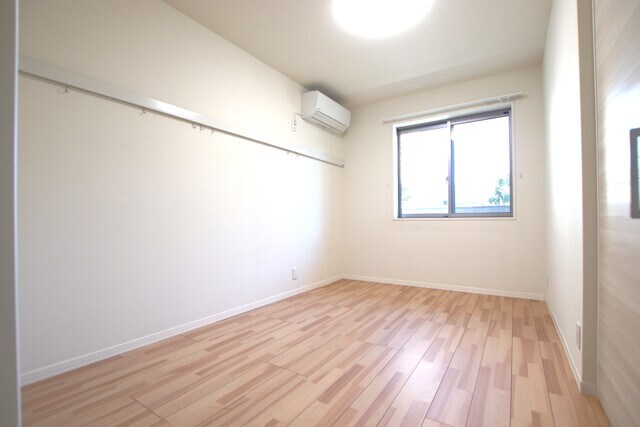 物件内観写真20　(南側洋室は5.3帖♪)