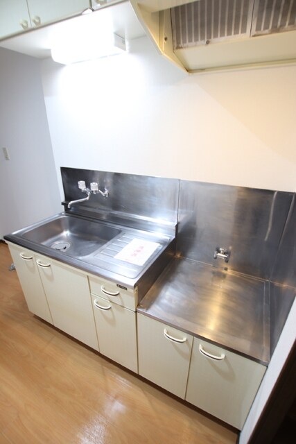 物件内観写真7　(★吊戸棚があり収納豊富なキッチン★)