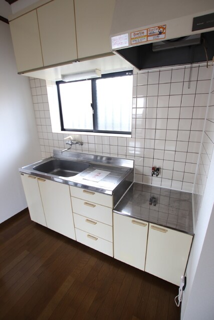 物件内観写真29　(★吊戸棚があり収納豊富なキッチン★)