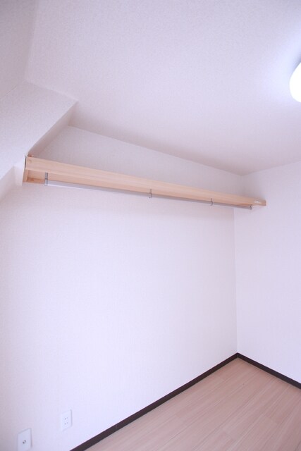 物件内観写真28　(★洋室にハンガーパイプあり★)