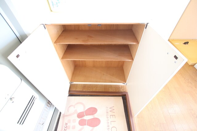 物件内観写真7　(★シューズボックスですっきりした玄関★)