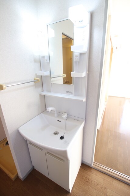 物件内観写真9　(★朝の身支度に便利な大きな鏡のシャワー付洗面化粧台★)