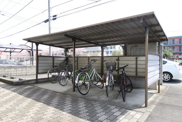 物件外観写真5　(駐輪場♪)