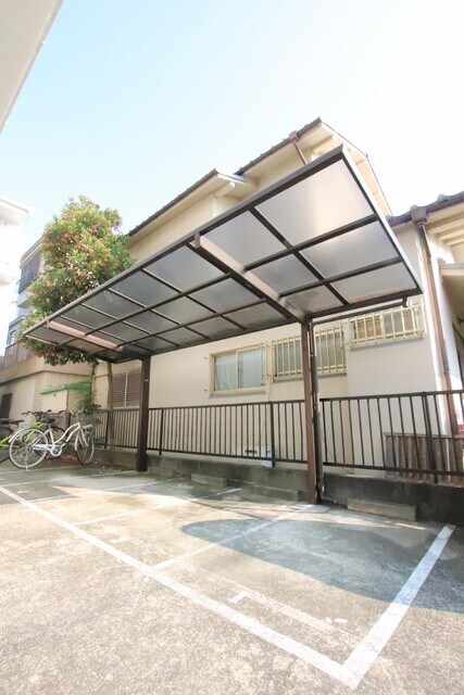 物件外観写真4　(敷地内バイク置き場あります♪)