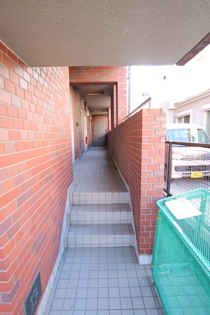 物件外観写真6　(共用部入口♪)