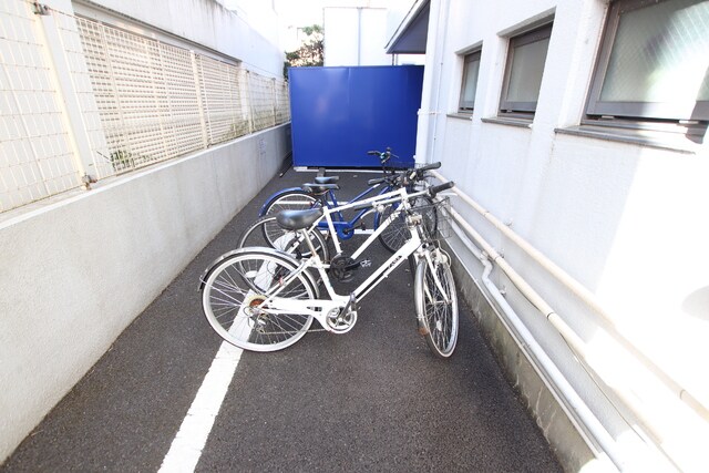 物件外観写真6　(駐輪場♪)