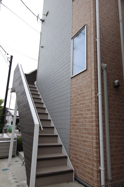 物件外観写真4　(共用階段)