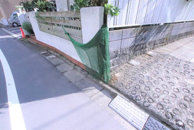 物件外観写真8　(建物前にゴミ回収スペースあります♪)