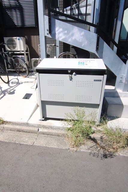 物件外観写真4　(ごみ捨て場♪)