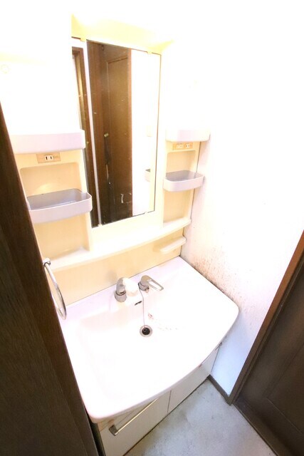 物件内観写真9　(独立洗面台☆彡（リフォーム前のお写真です。）)