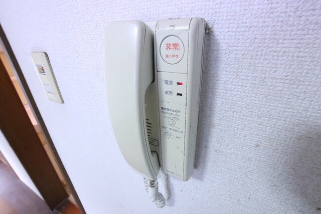 物件内観写真10　(インタホン☆彡（リフォーム前のお写真です。）)