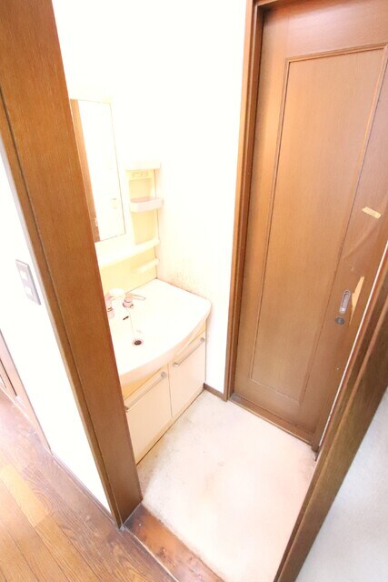 物件内観写真11　(洗面所☆彡（リフォーム前のお写真です。）)