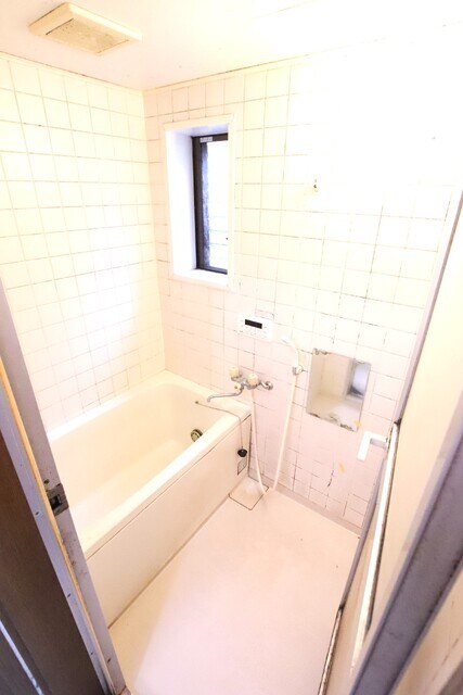 物件内観写真13　(浴室☆彡（リフォーム前のお写真です。）)