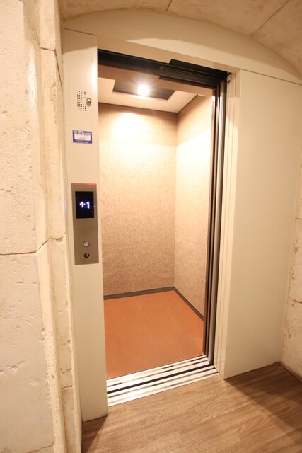 物件外観写真5　(★重い荷物でも安心のエレベーター付き★)