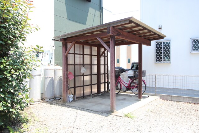 物件外観写真5　(駐輪場♪)