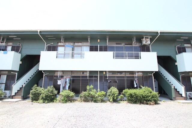 物件外観写真6　(共用部入り口♪)