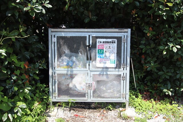 物件外観写真7　(敷地内ごみ置き場♪)