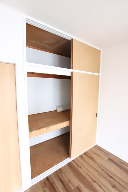 物件内観写真23　(洋室の収納♪)