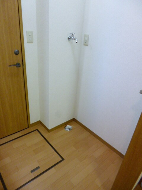 物件内観写真14　(洗濯機置場)