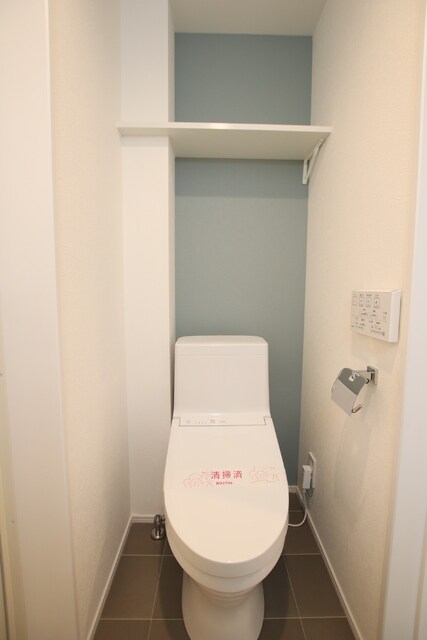 物件内観写真12　(収納台付きトイレ)