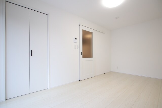 物件内観写真17　(白を基調とした洋室)