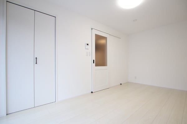 リビング(白を基調とした洋室)