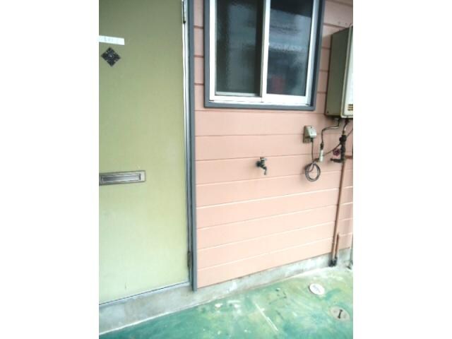 物件内観写真10　(玄関横洗濯機置場)