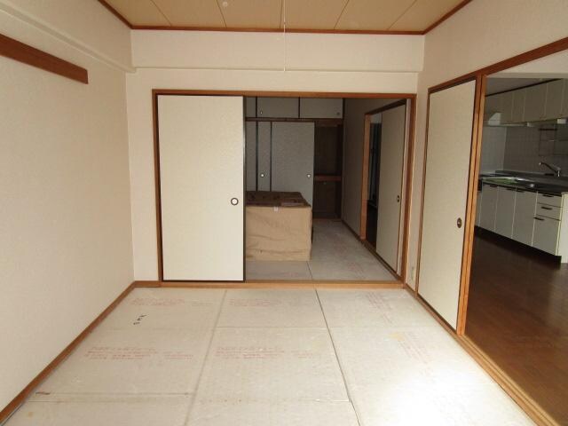 物件内観写真11　(リビング横和室)