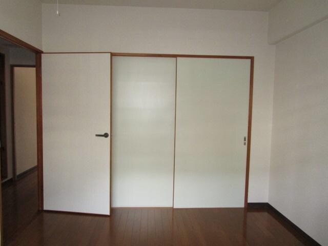 物件内観写真14　(リビング横洋室収納)