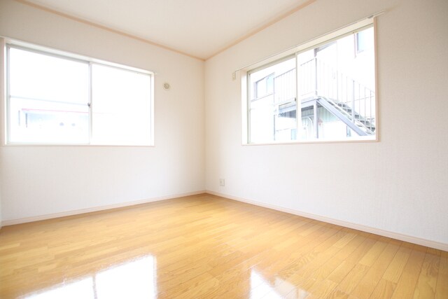 物件内観写真8　(洋室にクローゼット収納付きです♪)