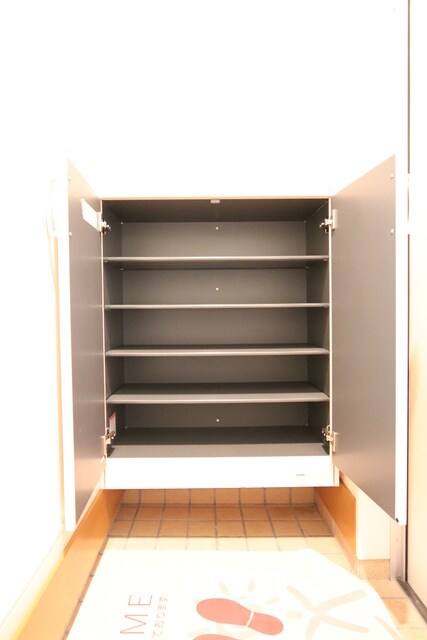 物件内観写真13　(玄関／シューズボックス付き♪)
