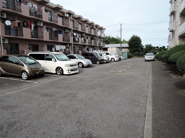 物件外観写真3　(敷地内駐車場（有料・要空き確認）)