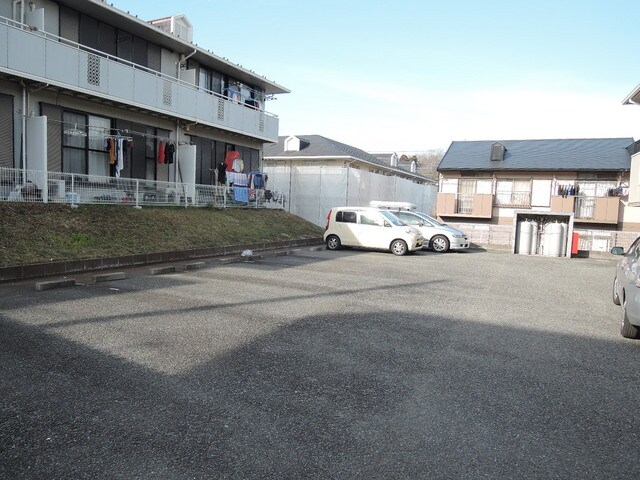 物件外観写真4　(敷地内駐車場（有料・要空き確認）)