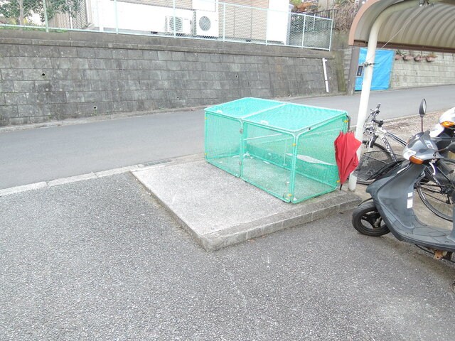 物件外観写真5　(敷地内ゴミ置場　)