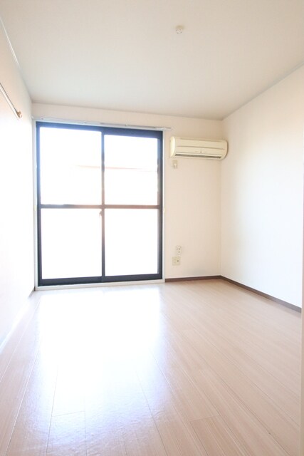 物件内観写真9　(6帖の洋室♪)