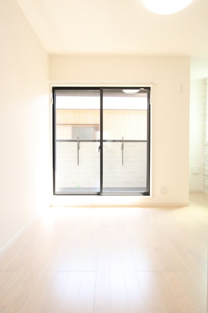 物件内観写真9　(8帖の洋室)